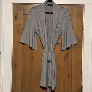 YALA Short robe Womens S/M Tie waist pockets Black/White stripes Viscose/Bamboo